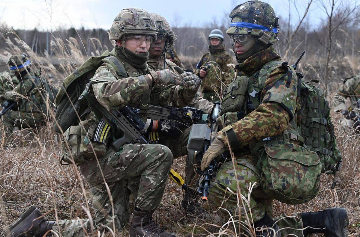 中日关系剑拔弩张之际，英国不远千里为日本拱火，与自卫队演练联合夺岛！