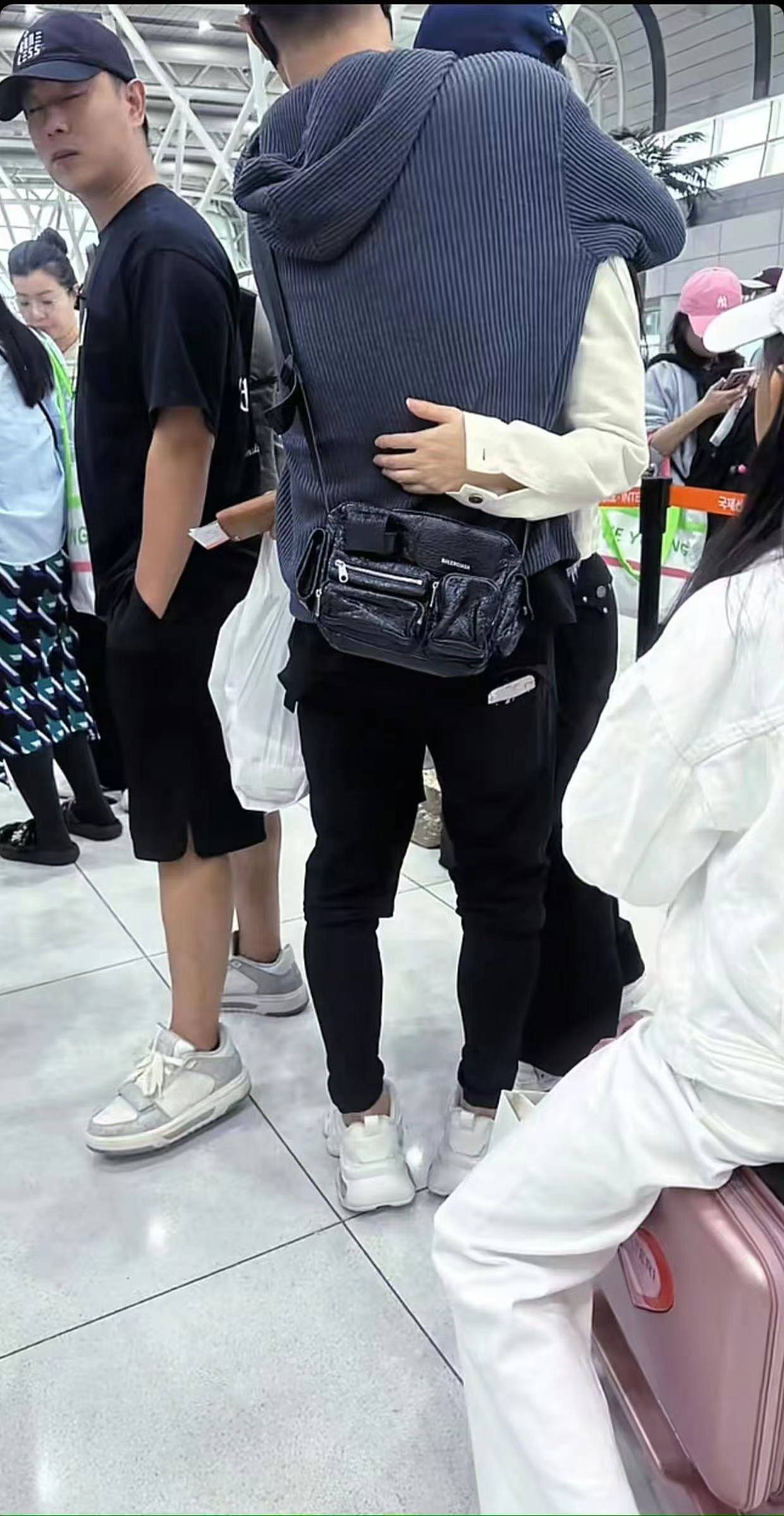 森林北疑现身汪峰天津演唱会，坐在V1区，没跟男友嗨却在刷手机