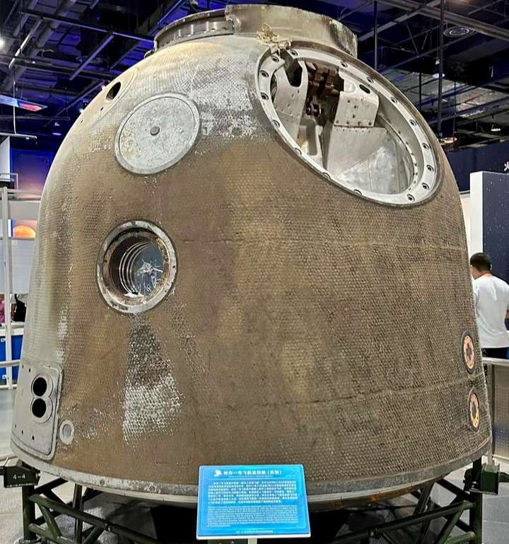 原创 舷窗玻璃被贯穿,撞痕为三角形,撞击物大小如小米粒!神舟二十号飞船撞击情况首次披露