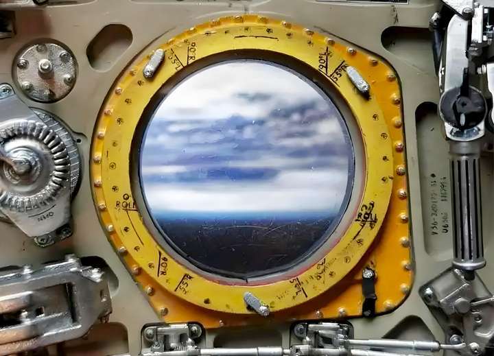 原创 舷窗玻璃被贯穿,撞痕为三角形,撞击物大小如小米粒!神舟二十号飞船撞击情况首次披露