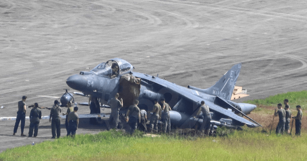 美国又翻车了？特朗普刚把委内瑞拉设为禁飞区，美军AV-8B就冲出跑道！