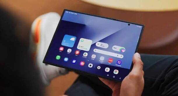 原创             遥遥落后！三星首款三折叠屏手机发布，华为看后表示：就这？