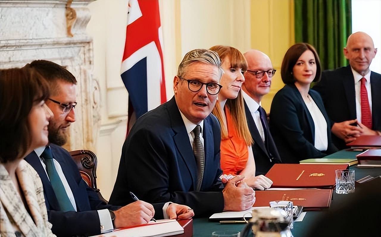 突发特讯!英首相发表涉港言论 , 中方罕见措辞驳斥: 没资格、没权利