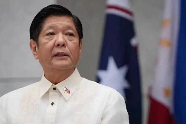 马科斯一觉醒来“天塌了”！12万人喊他下台，解放军增兵黄岩岛