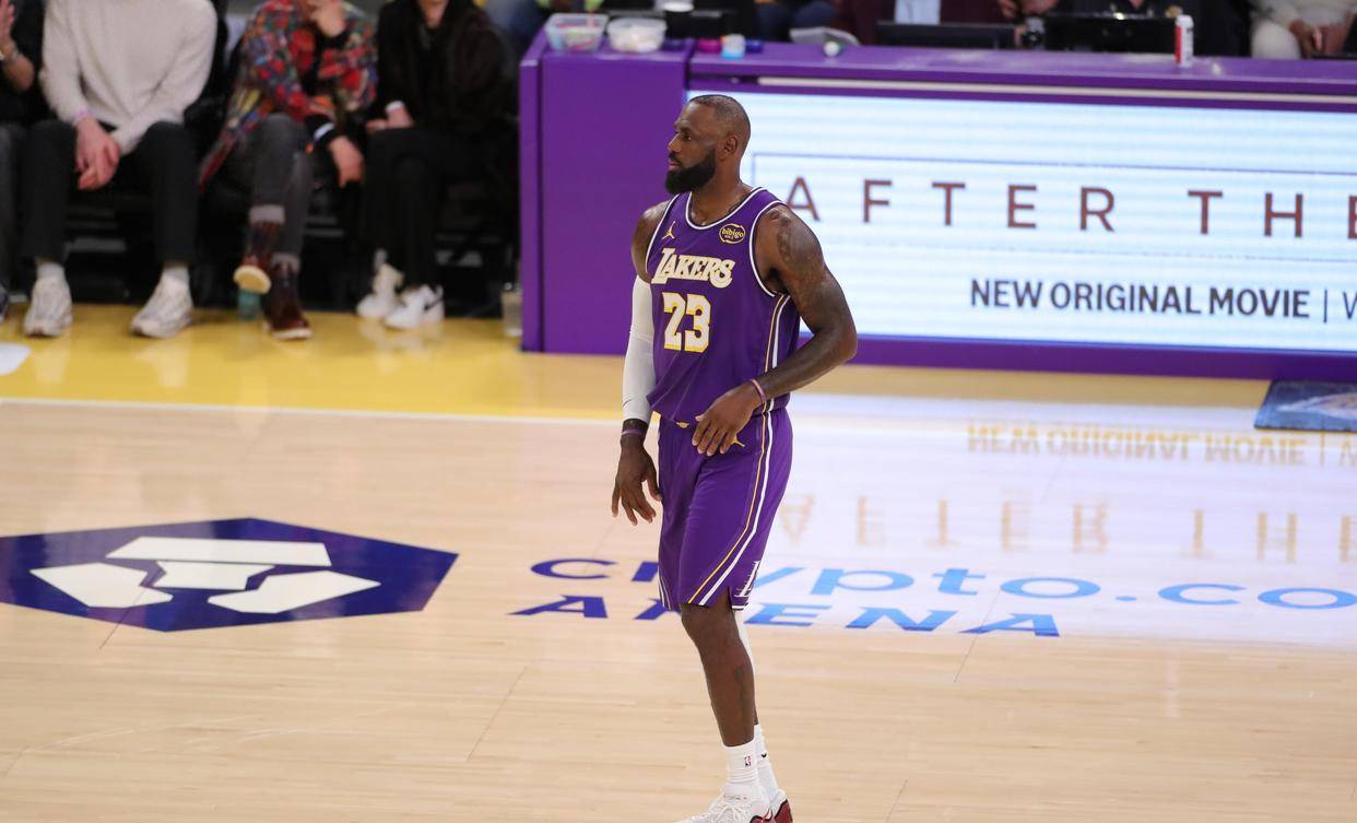 欧洲篮球联赛中文网__赛程比分+球队资讯+盘口分析詹姆斯刷分争议引发NBA！美国詹密倒戈：他成了湖人致命短板！