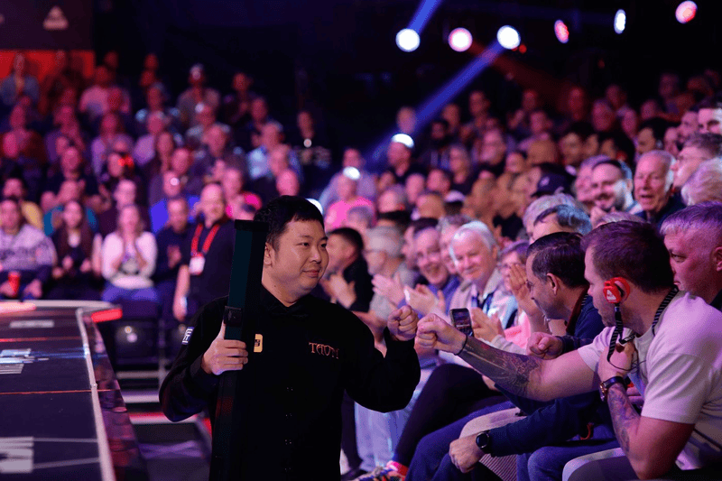 斯诺克英锦赛：丁俊晖险胜对手晋级八强 赵心童出局