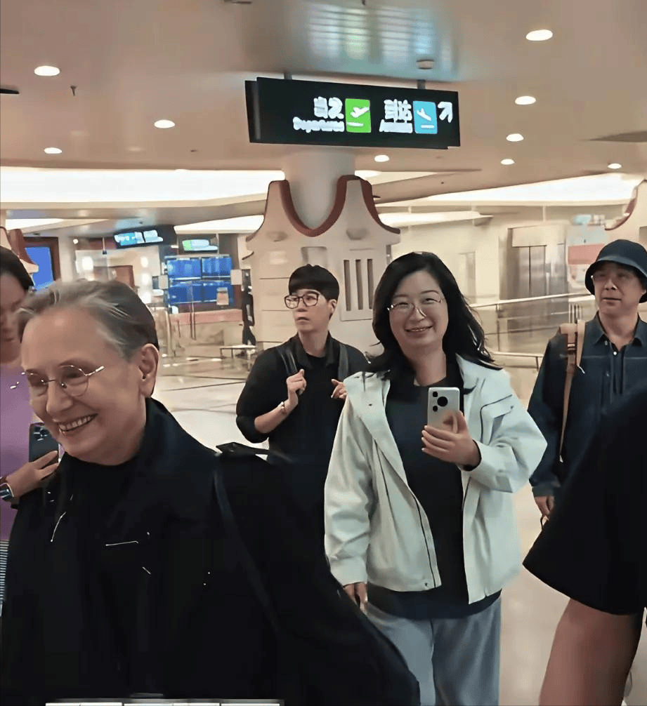 周华健带国外老婆回潮汕！一家3口同框祭祖，65岁妻子满头银发，与当地老乡互动好欢乐！