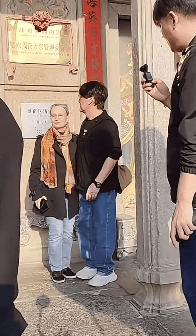 周华健带国外老婆回潮汕！一家3口同框祭祖，65岁妻子满头银发，与当地老乡互动好欢乐！