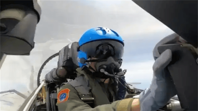 东海之上,“不速之客”挂弹来袭!中国战机逼近百米对峙20分钟