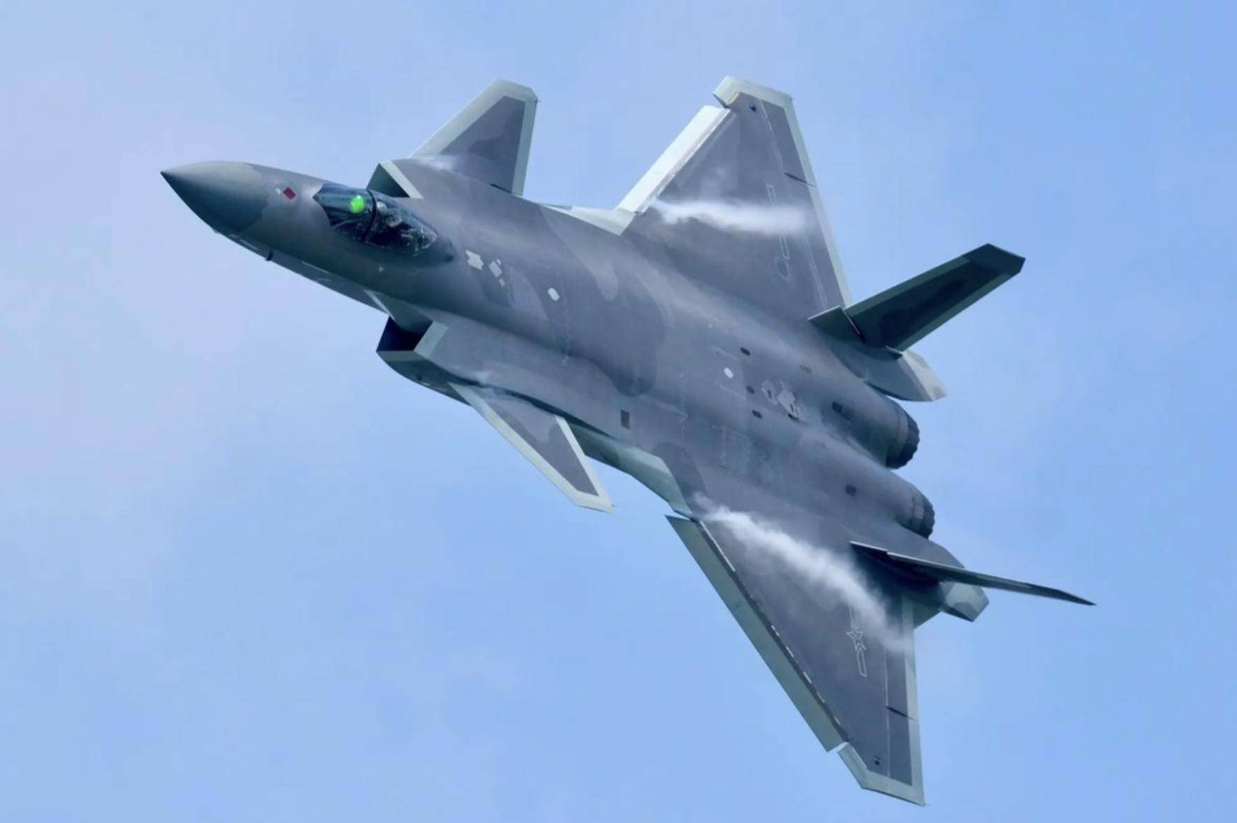 歼20雷达暴改背后,巴掌大芯片颠覆空战规则,太平洋上空悄然生变