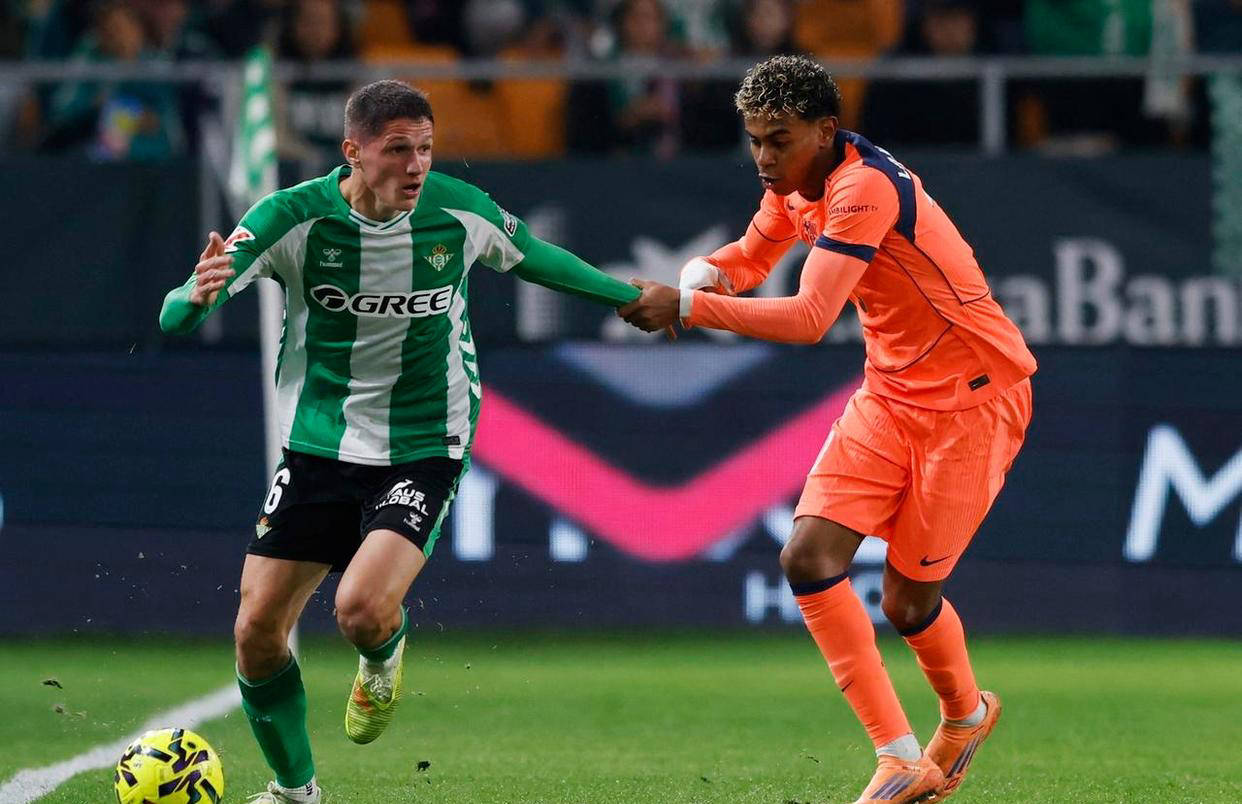 西甲最新积分榜揭晓：巴萨强势领先皇马4分争冠形势渐明西班牙足球甲级联赛