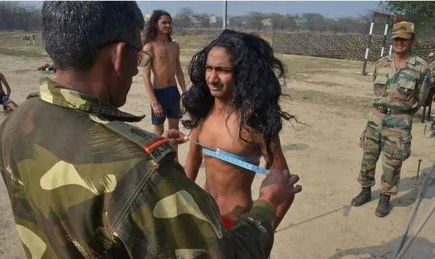 当兵前瘦得像“竹竿”，退伍时衣服包不住肥肉？印度士兵吃了啥？