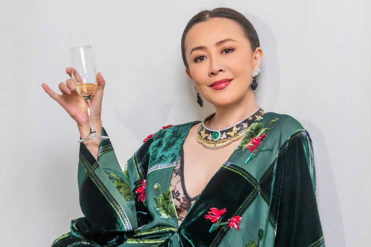 刘嘉玲自曝可以“一直喝”， 饭桌上没有酒感觉不成席