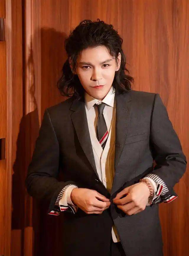 向佐自曝“娱乐圈的人很恐怖”:在娱乐圈长大,再复杂的人都见过