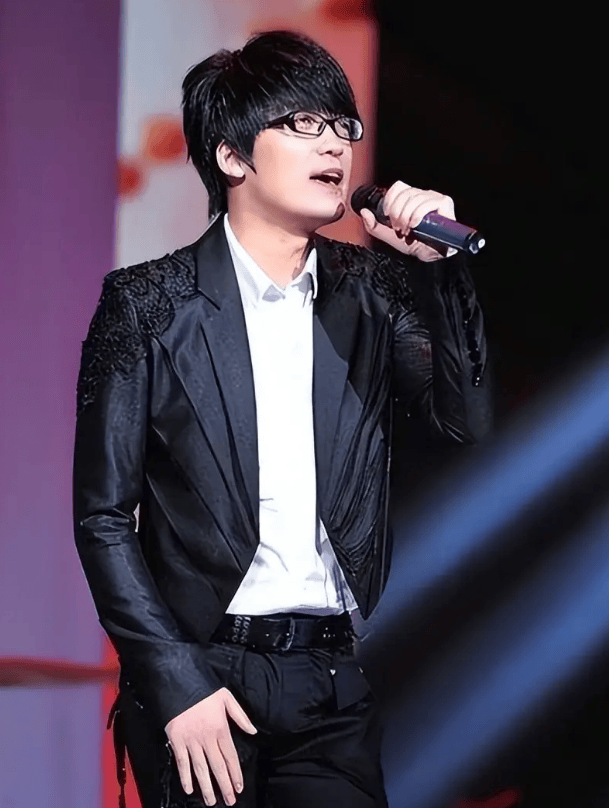 考古|玖月奇迹被曝已复婚,王小玮疑似怀孕小腹隆起,为何两人至今不同台演出?