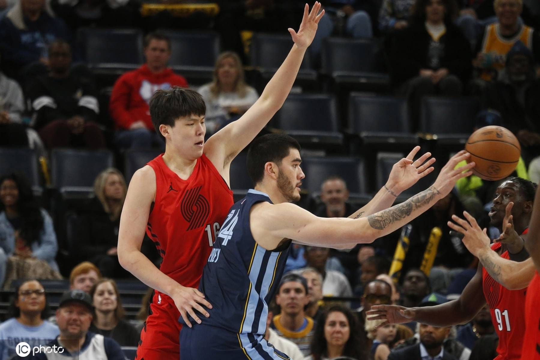 杨瀚森处境正在变好吗？对比同级菜鸟答案很残忍