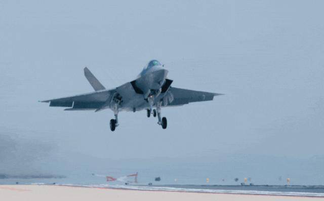 辽宁舰继续北上,日本急调“航母”出港,歼15要和F35正面较量?