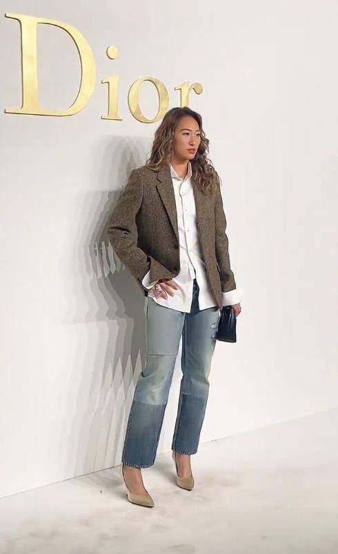 章子怡没想到，迪奥这次妖艳四射的自己，竟败给全裹出镜的郑钦文