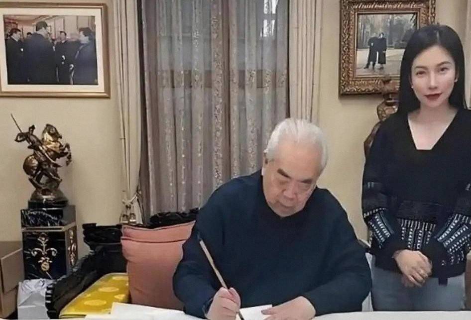 自断后路不到12小时,范曾忧虑的事成真了,遭殃的不止小50岁娇妻