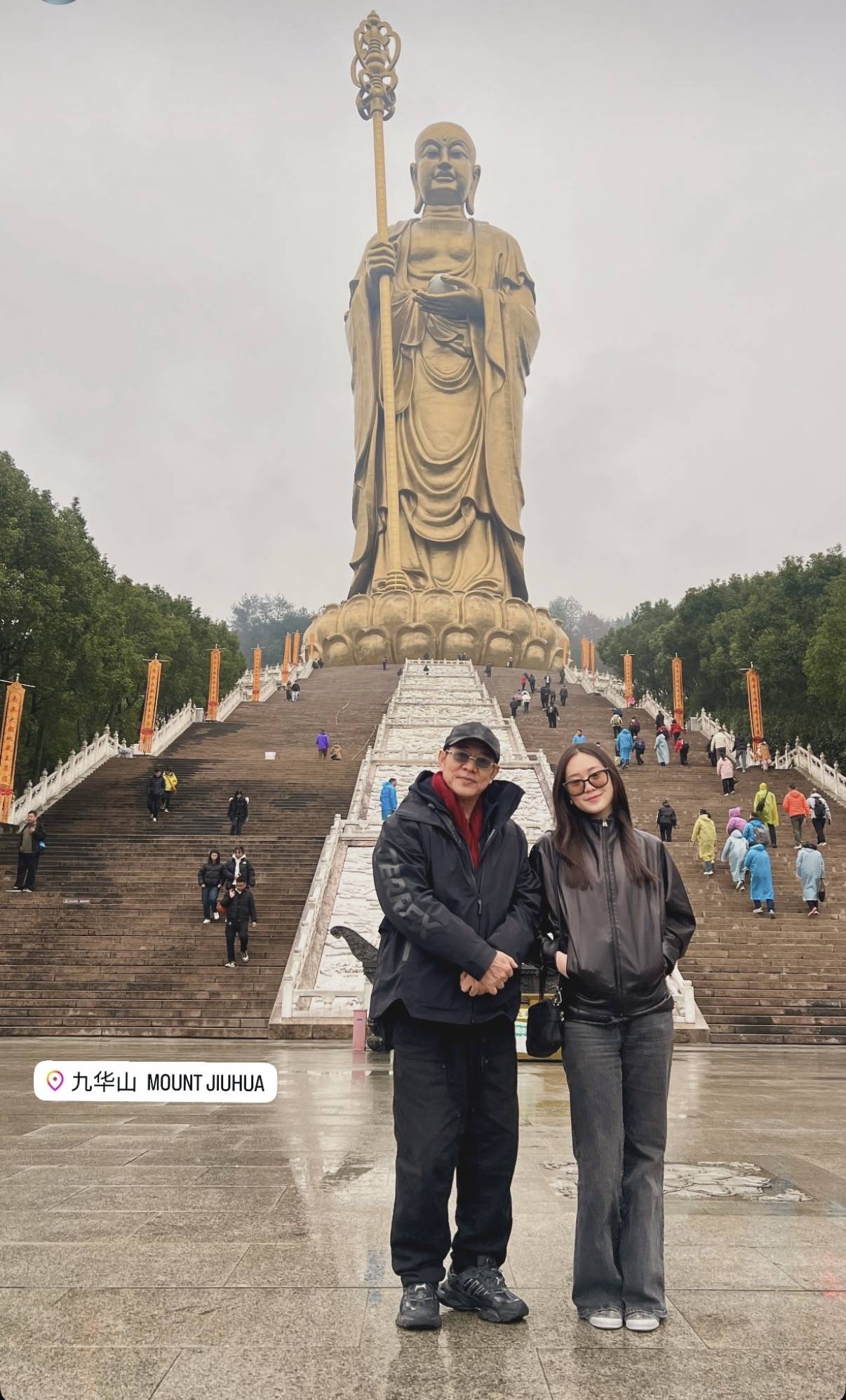 李连杰在九华山祈福,素颜沧桑却满脸祥和,与女儿在佛像前合照