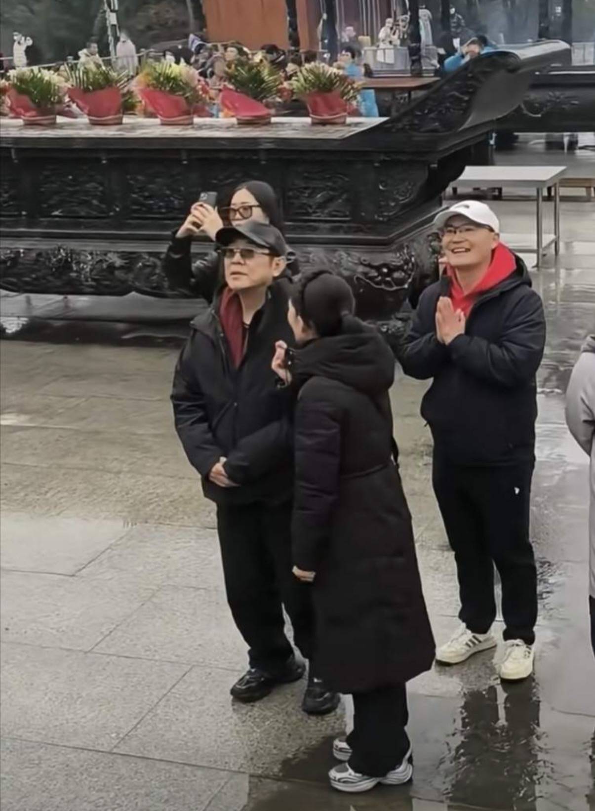 李连杰在九华山祈福,素颜沧桑却满脸祥和,与女儿在佛像前合照