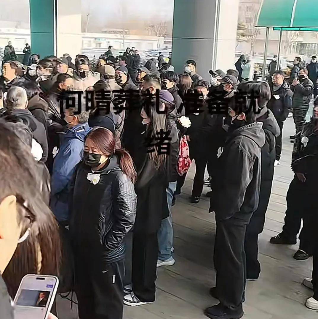 何晴告别式现场曝光!前夫许亚军疑似现身,跟儿子站一起神情哀伤