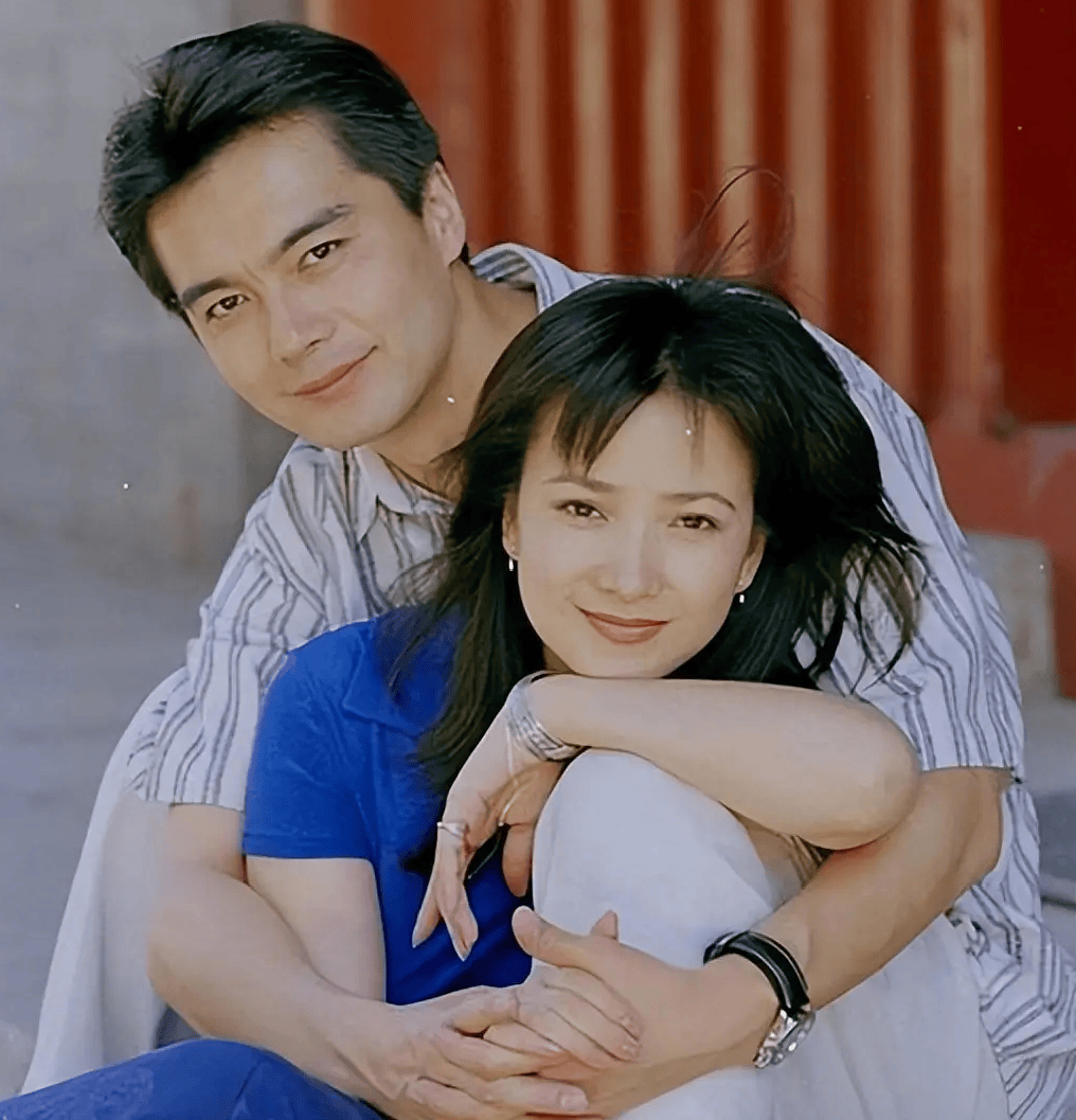 何晴告别式现场曝光!前夫许亚军疑似现身,跟儿子站一起神情哀伤