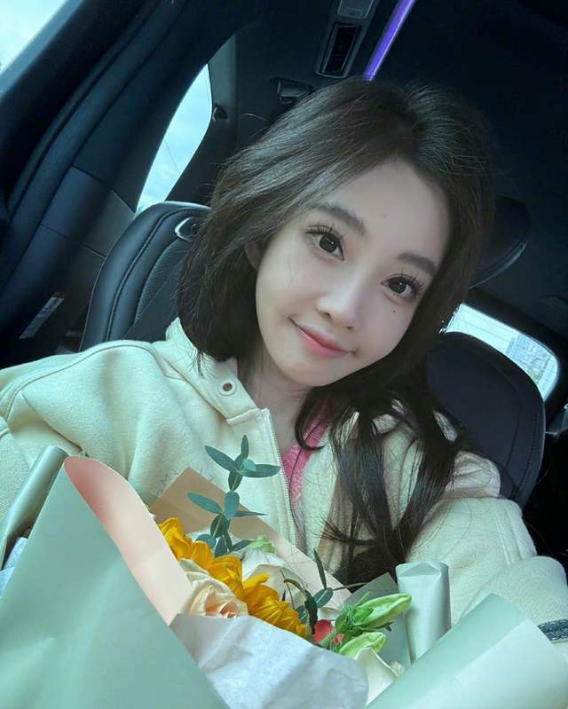 冯提莫直播间被封？换装寓意重生遭擦边误读，曾自曝被网友气出癌