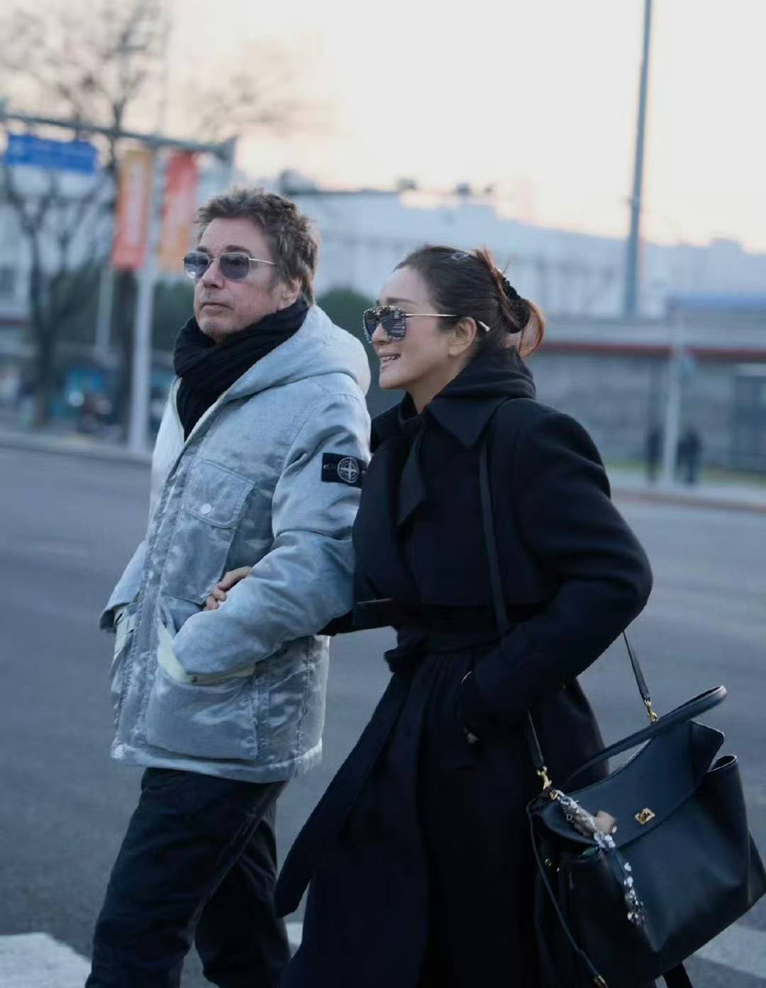 60岁的巩俐，77岁的法国老公，把北京初雪的浪漫，真的玩明白了