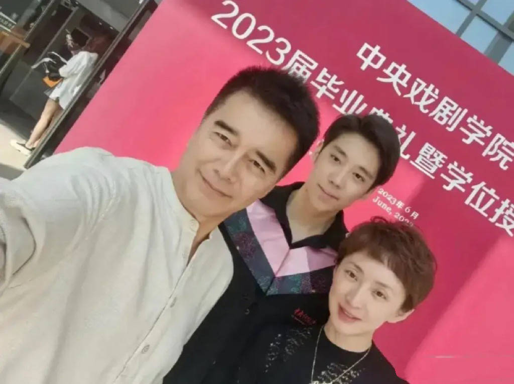 何晴葬礼“黑衣男”是谁？许亚军穿一身白衣，在美国陪幺儿吃中餐