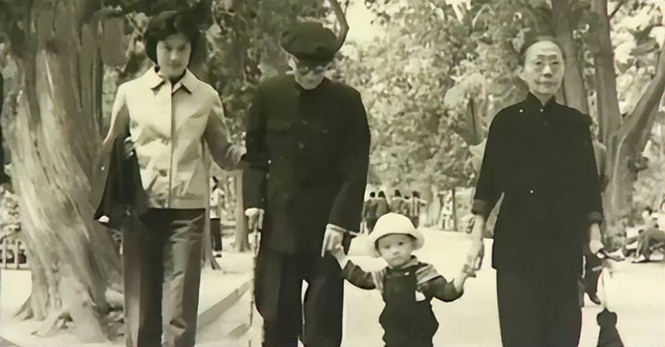 2008年章含之逝世后,外交部要求洪晃搬家,洪晃:这是刨我的根!