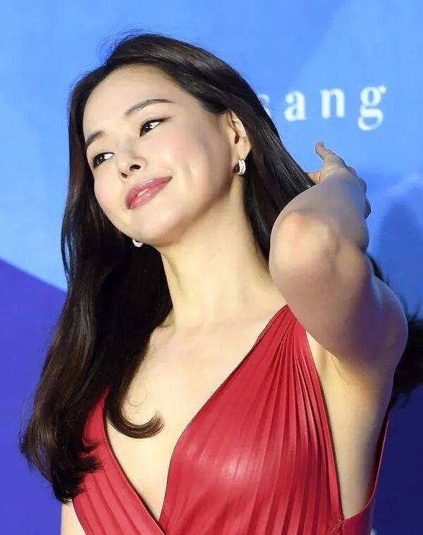 李荷妮的泳装性感写真美爆了!珠圆玉润魔鬼身材太性感