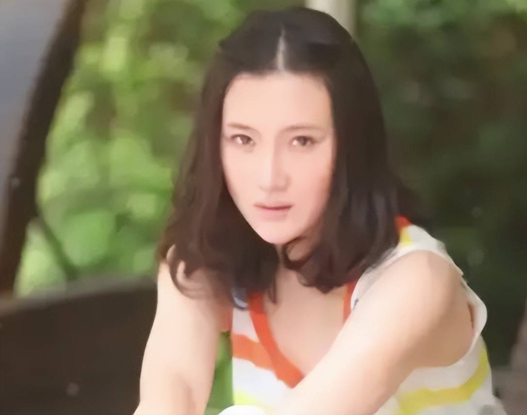 63岁刘斌在北京聚会烟不离手，63岁丛珊也出镜，依然很优雅