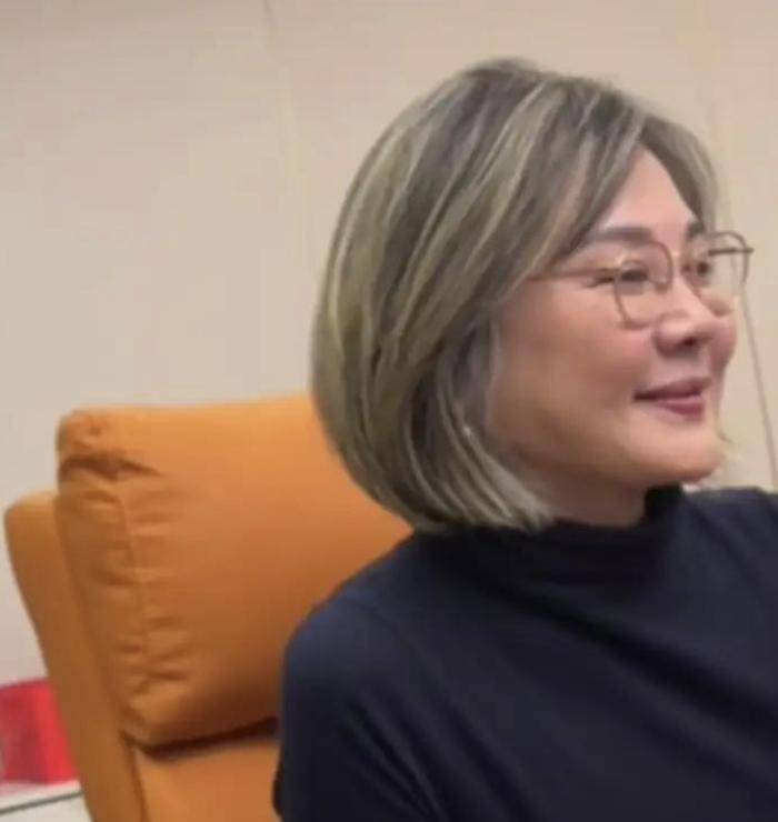 63岁刘斌在北京聚会烟不离手，63岁丛珊也出镜，依然很优雅