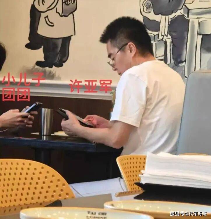 史晓燕曝何晴离婚咎由自取，赞同许亚军缺席葬礼，自己被扒了个底朝天
