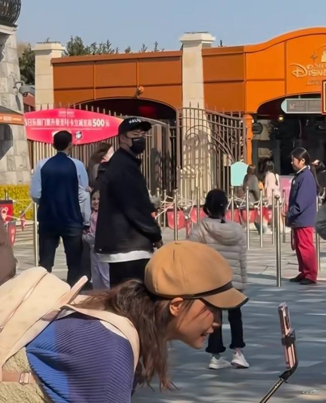 陈赫带俩女儿游迪士尼，老婆张子萱41岁还扮少女，牵陈赫手撒娇
