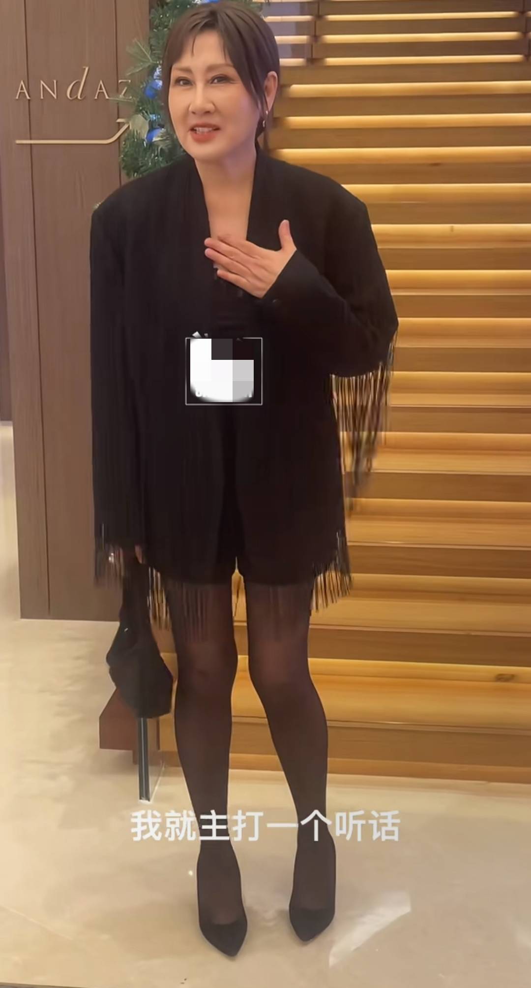 63岁张凯丽，穿小高跟黑丝袜露大腿被说不得体，但又网友很喜欢