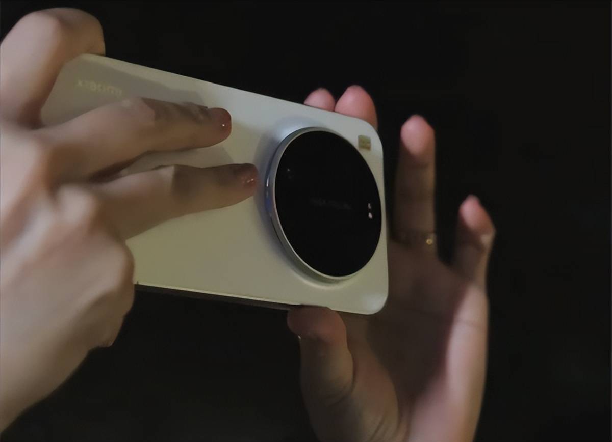 原创             小米高管晒17Ultra真机！卢伟冰答疑解惑，这次涨价有点多