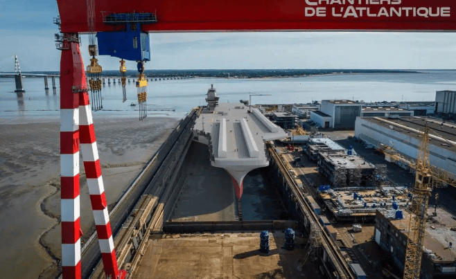 中国搞004核动力航母，法国砸锅卖铁也要建新航母，马克龙：必须强大才能让人怕！