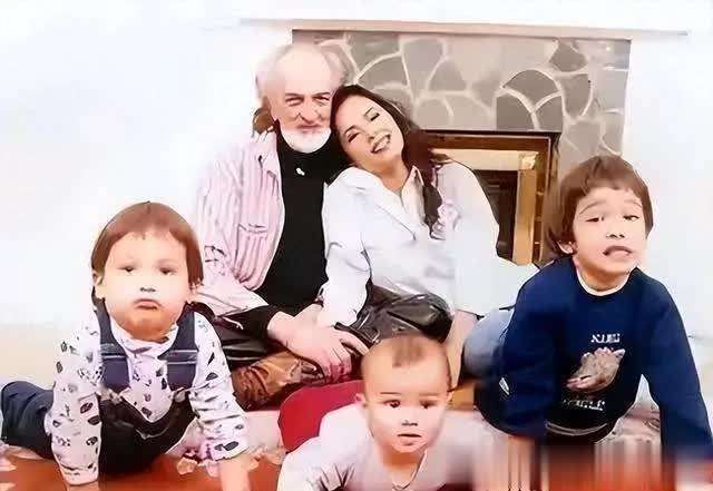 韦唯3个儿子回国，2金融高管1区块链副总裁，优秀又孝顺