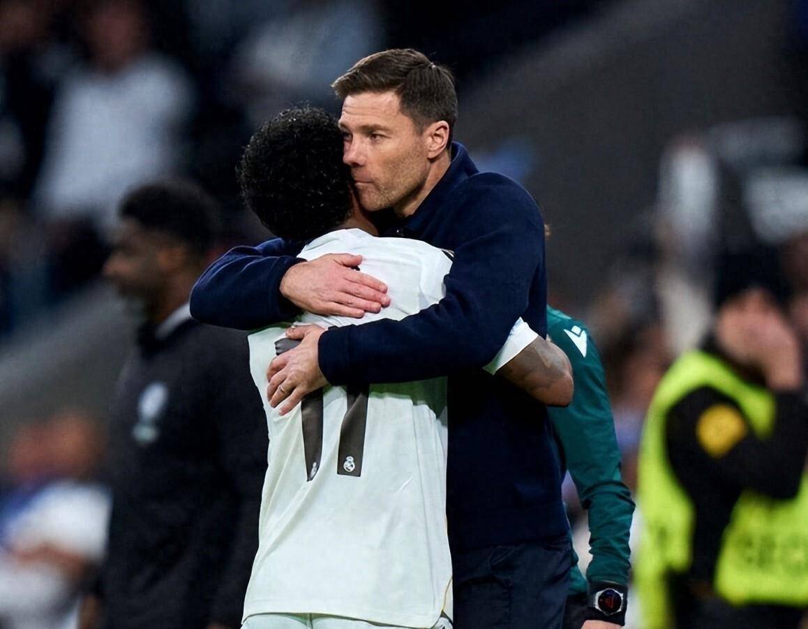 西班牙足球甲级联赛阿隆索改正！竟激活了皇马6000万欧的隐藏王牌：边缘人晋级核心整队受益