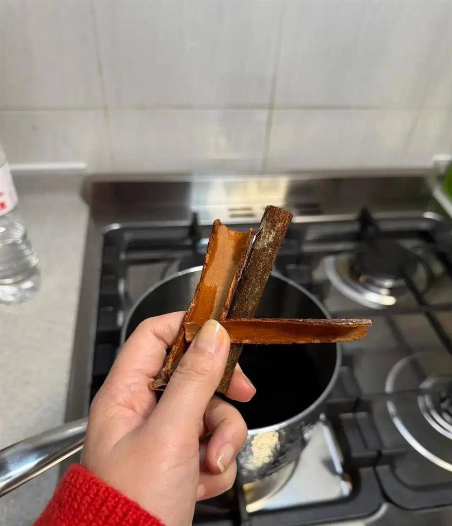 朱珠圣诞晒美照！和女儿穿红毛衣亲子装超喜庆，搂老公甜到齁