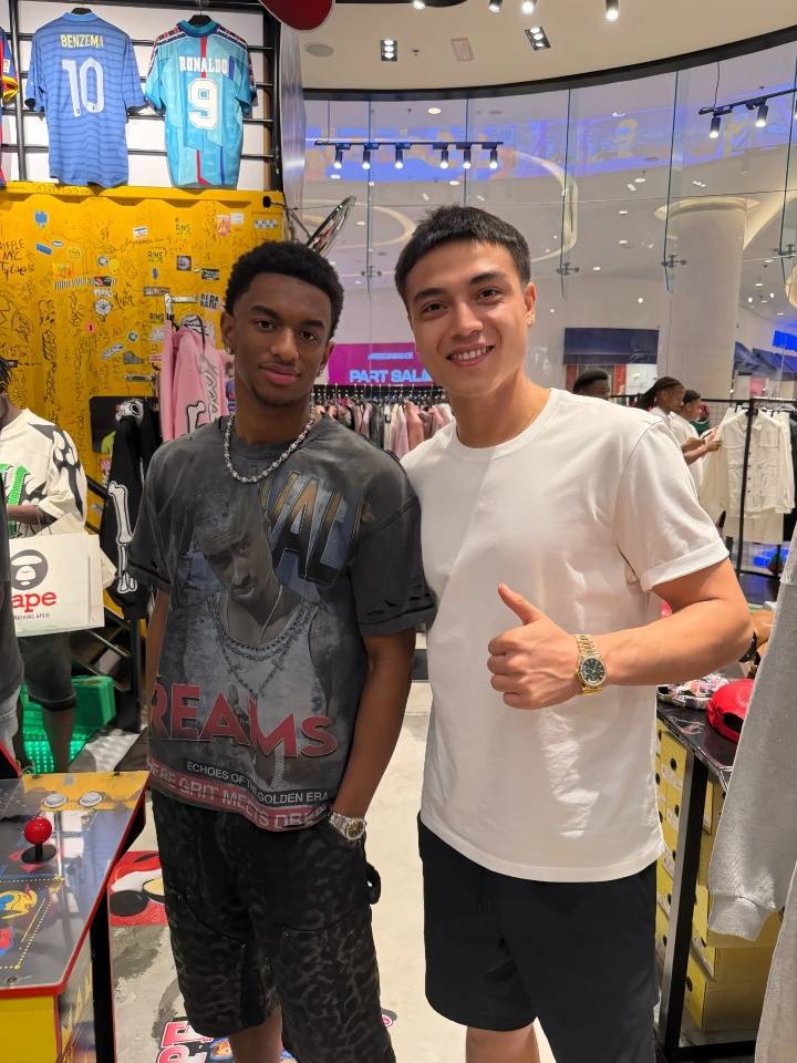 原创             U22国足训练后游迪拜！海港铁卫偶遇巴萨新星，王钰栋穿热刺球衣