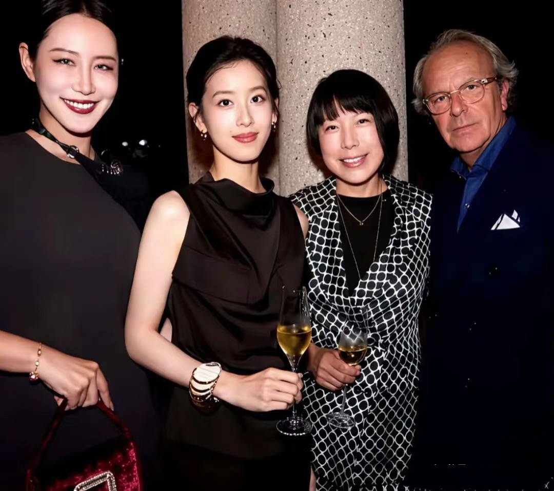 章泽天飞迪拜陪刘强东，穿千元服饰住60万一晚酒店，没有夫妻不和