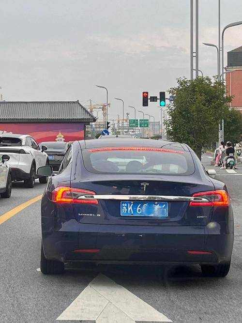 操控灵活好停车 城市半岛体育- 半岛体育官方网站- APP下载通勤家用小轿车