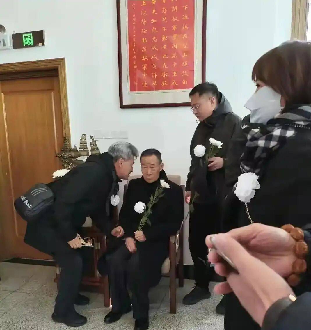 李雪健参加翟俊杰追悼会步履蹒跚!颜丙燕孙茜现场痛哭