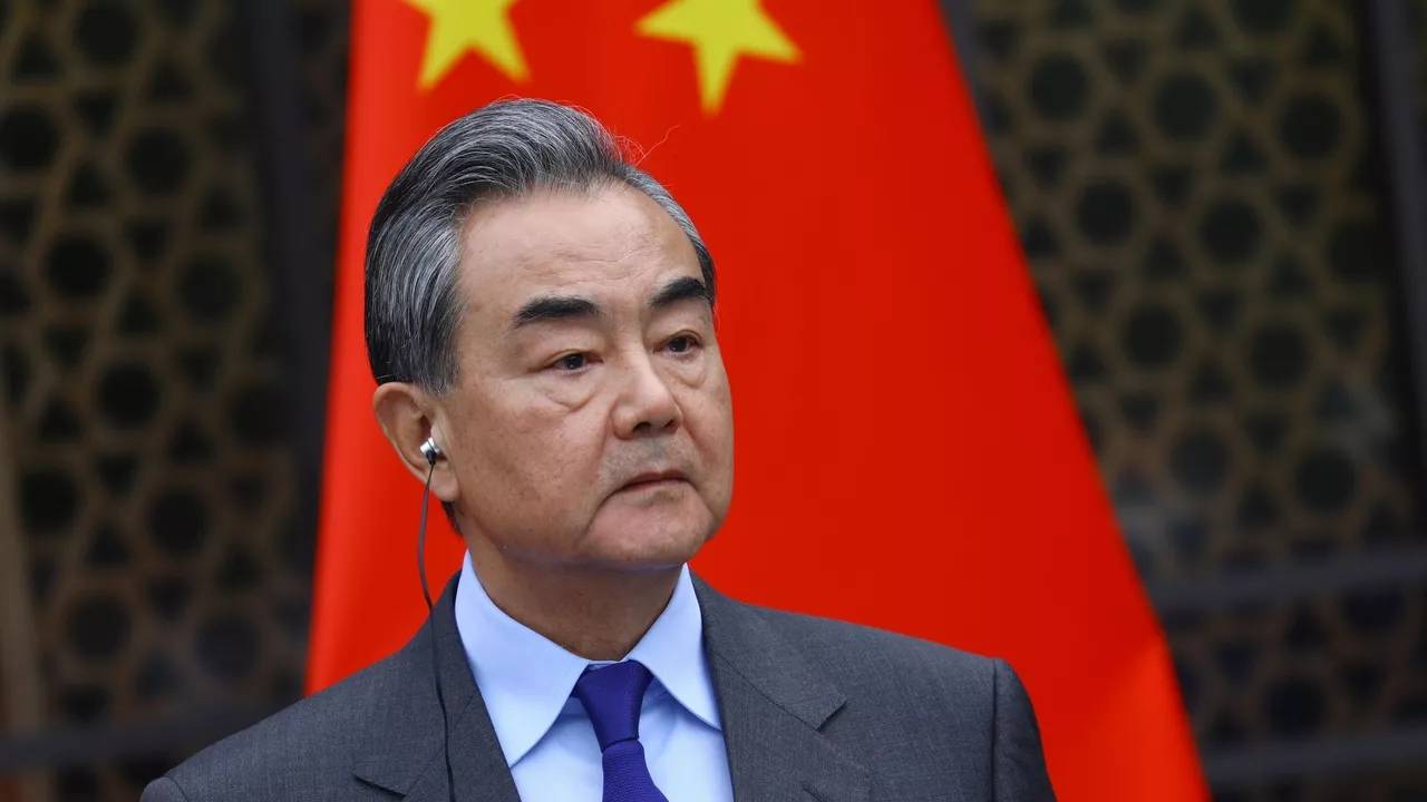 91架无人机袭击普京官邸,克宫宣告全球别无选择,王毅用10个字定义中俄现状!