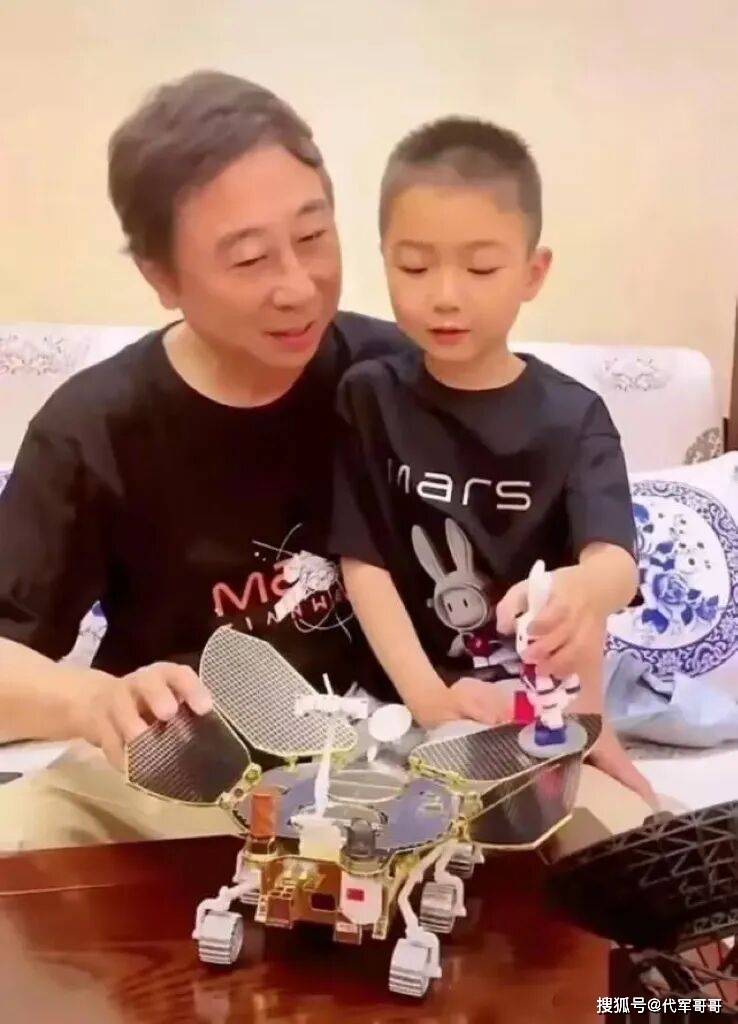 68岁冯巩近况曝光!住100平小房,衣服纸箱乱堆,口罩反复用引热议