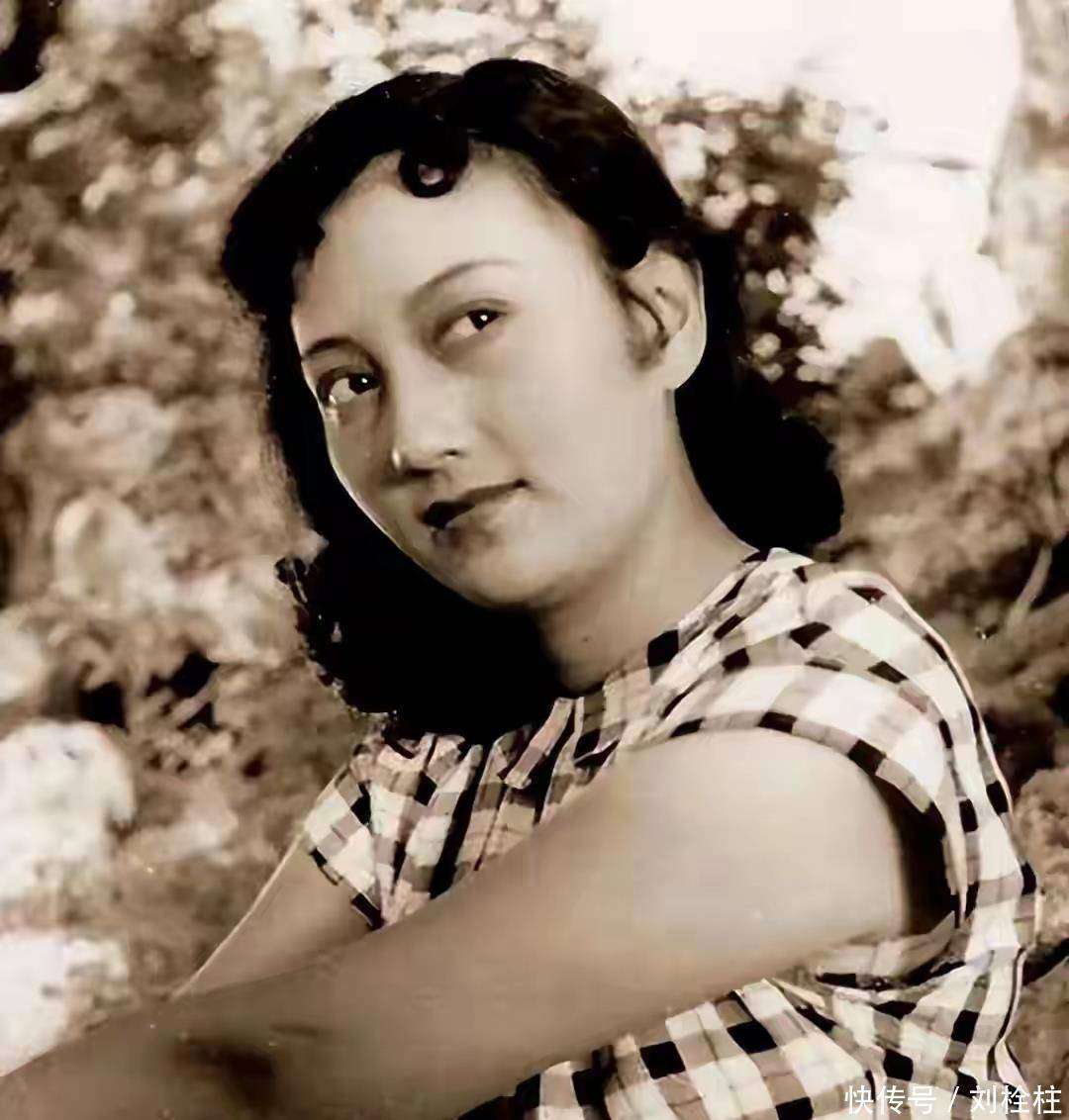 她被称为中国最美女演员，少将军衔，如今90岁活成这样