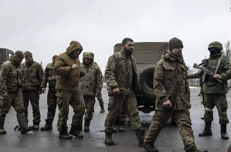 第4个年头将至,1万俄军被俘虏:公开大批内幕,普京强硬表态,最大打击要启动?